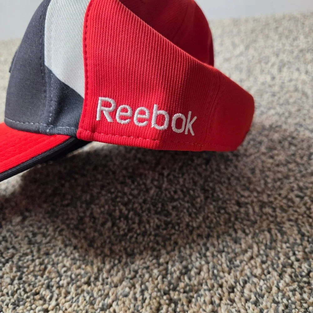 Reebok Chicago Blackhawks NHL Face Off Headwear‎ Stretch Fit Hat Red Black